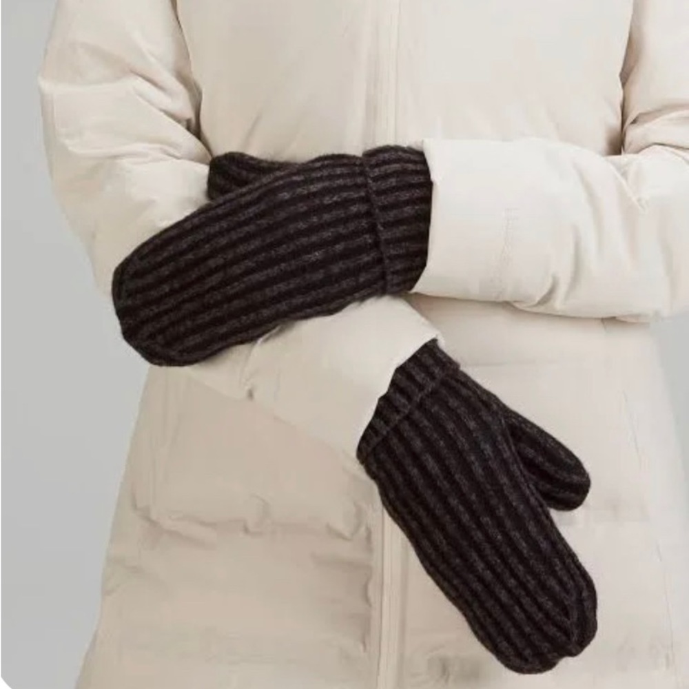 lululemon Women's Textured Fleece-Lined Knit Mittens cassis black/dark XS/S NWT